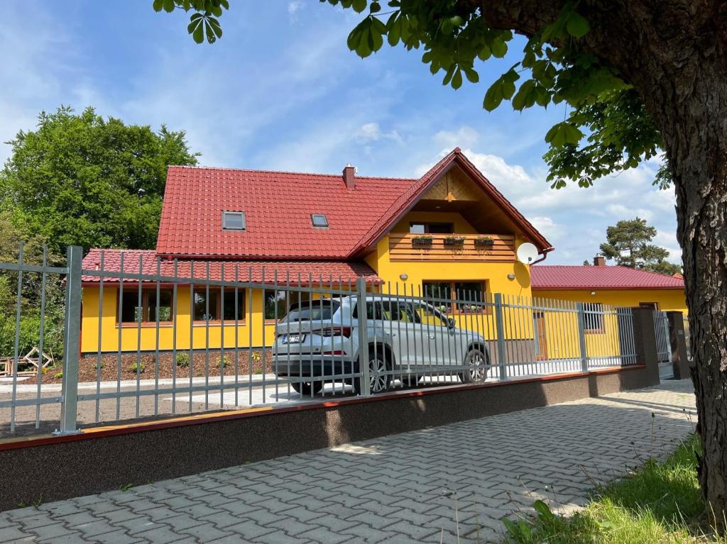 斯塔勒斯普拉维U Marků的停在黄色房子前面的汽车