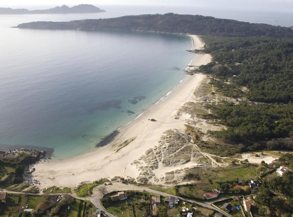 希奥Cabaña rustica en plena naturaleza en playa de Nerga, Ría de Vigo,的享有海滩和海洋的空中景致