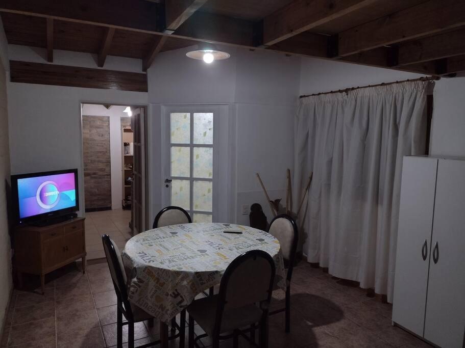 迈普Departamento céntrico Maipú的一间带桌子和电视的用餐室