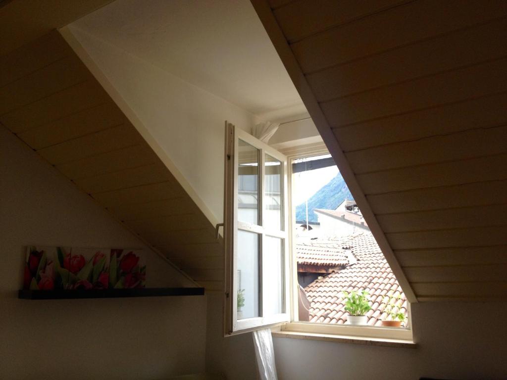 博尔扎诺Loft l'Alessandra的窗户,享有房子的景色
