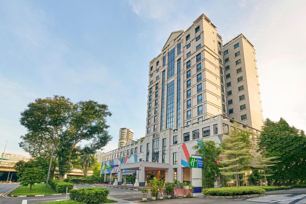 新加坡Holiday Inn Express & Suites Singapore Novena, an IHG Hotel的一条城市街道上的白色大建筑