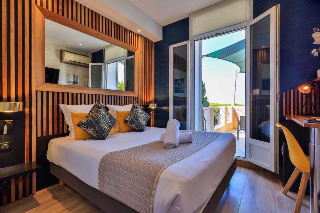 邦多勒普罗旺斯酒店的一间带大床的卧室和一个阳台