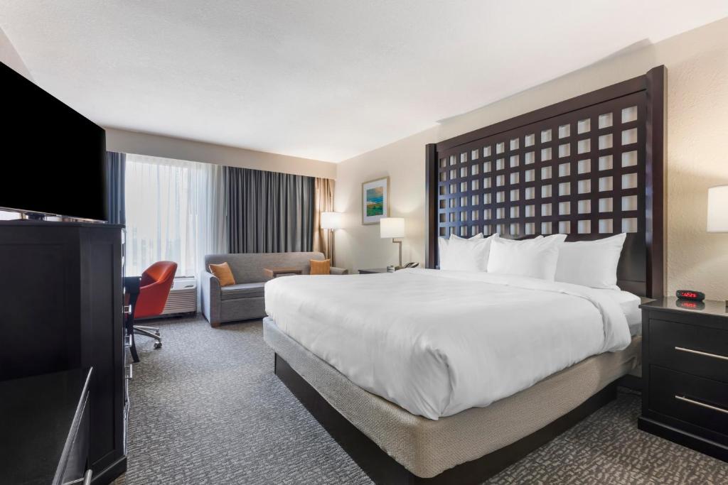 普莱诺Comfort Inn Plano-Dallas的酒店客房设有一张大床和一台电视。