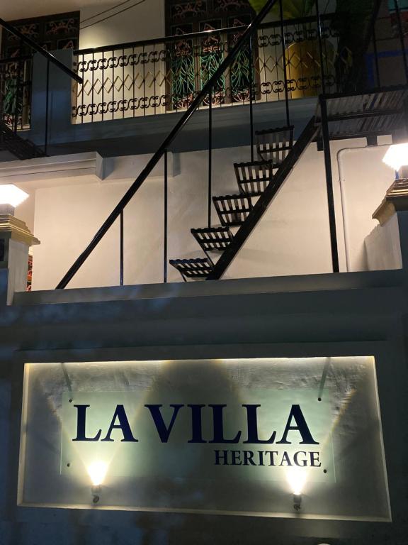 蓬蒂切里La Villa Heritage的一座别墅的标志,底楼设有楼梯