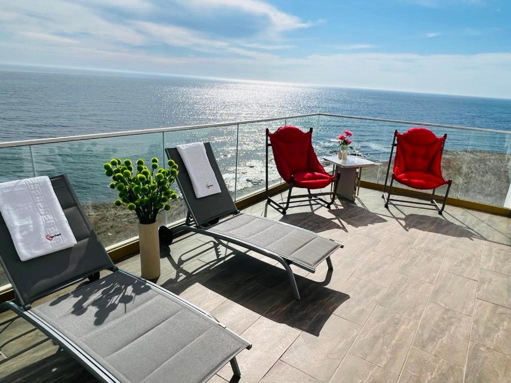 科斯蒂内什蒂Alessio Hotel Residence的一个带桌椅的海景阳台