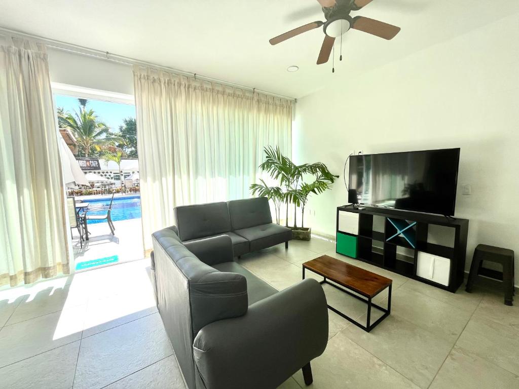 阿卡普尔科Residencial Gran Palma的带沙发和平面电视的客厅