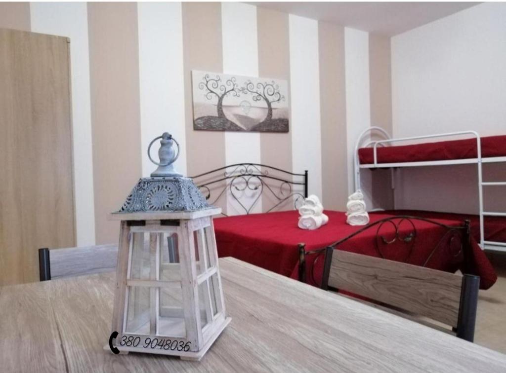 米内尔维诺迪莱切Lu Marchese的一间在床边桌子上设有灯塔的房间