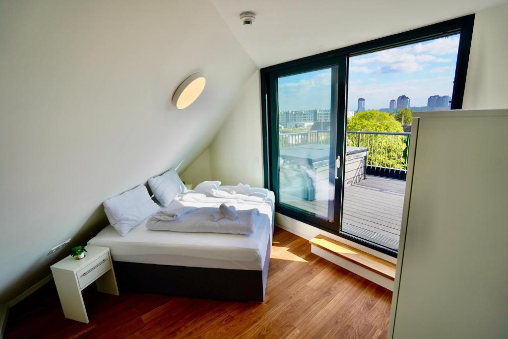 维也纳DM & s Apartment的一间卧室设有一张床和一个大窗户