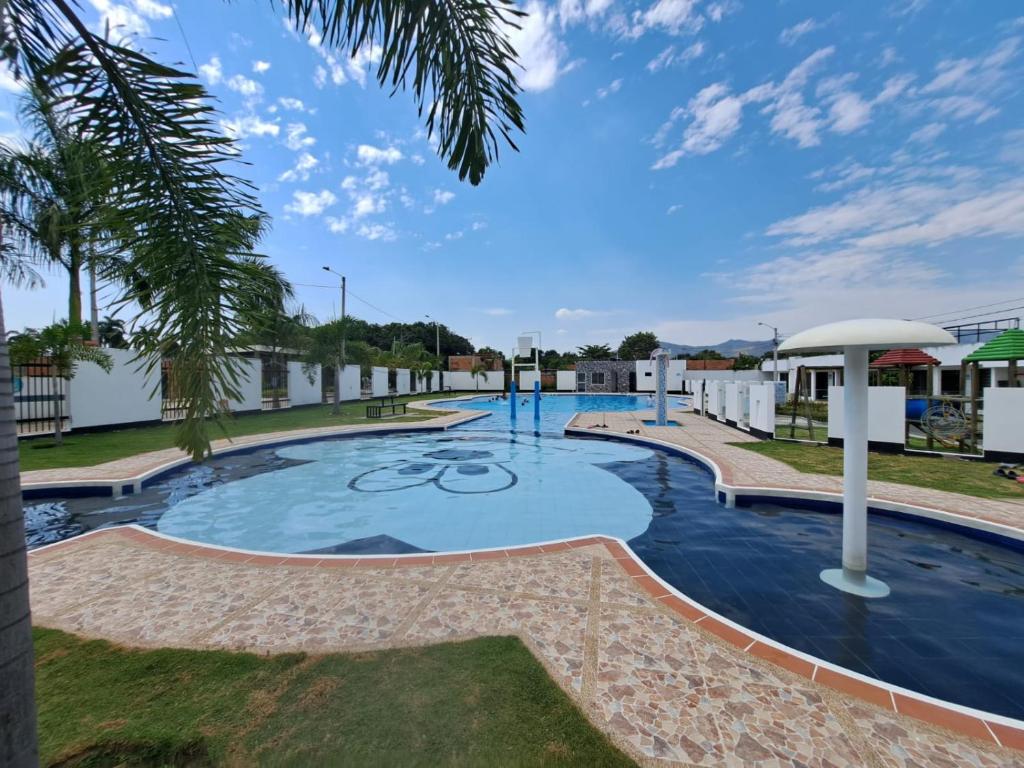 弗兰德斯Condominio Balcones del country的棕榈树度假村的游泳池