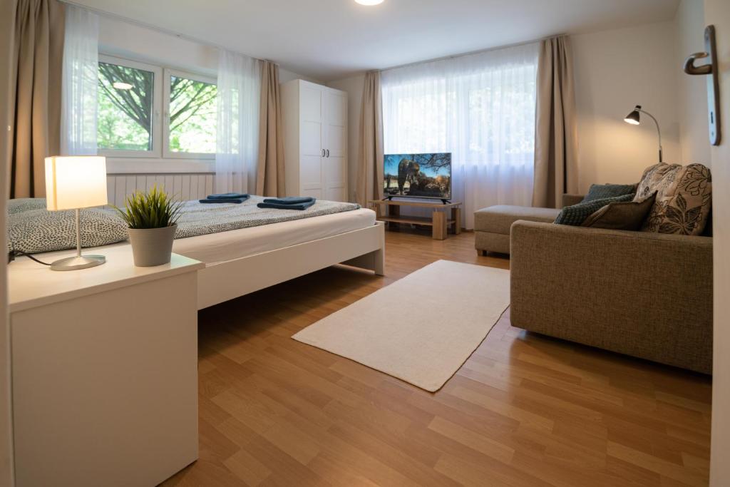 维谢格拉德Villa Harmónia Apartman的一间卧室配有一张大床和一张沙发