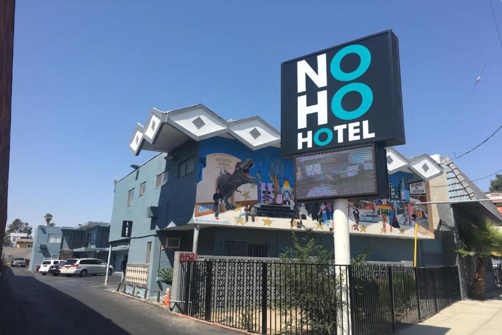 洛杉矶NOHO Hotel near Universal Studios Hollywood的大楼一侧没有酒店标志