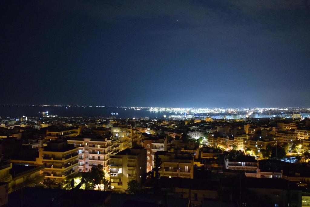 塞萨洛尼基Toumba apartments的夜晚的城市景观