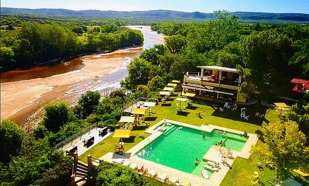 米娜克拉韦罗河景阳台别墅及酒店的享有河流旁游泳池的空中景致