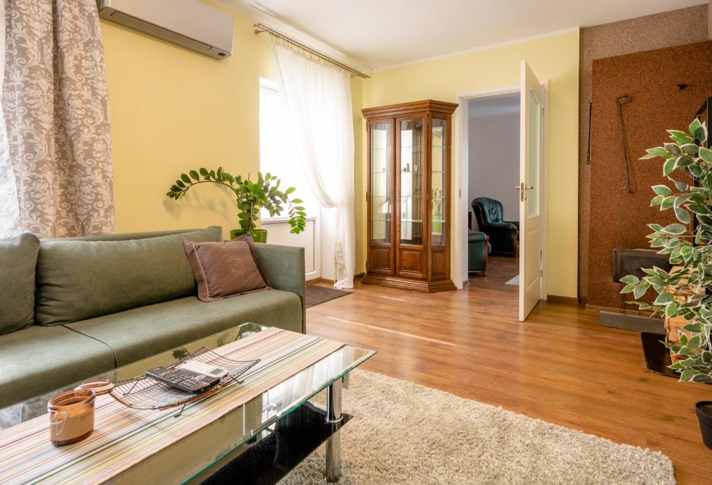 派尔努拥抱公寓 的客厅配有沙发和桌子