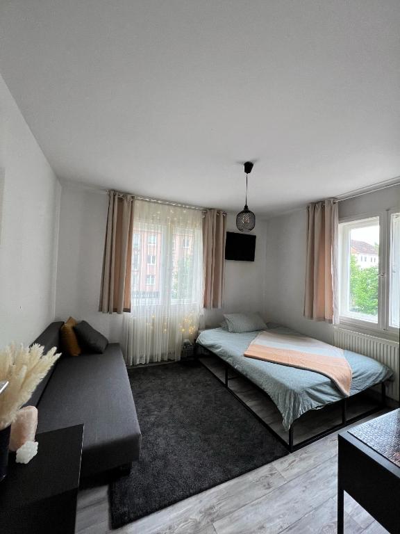 汉诺威1 Room Apartment in City of Hannover的一间带两张床和一张沙发的卧室