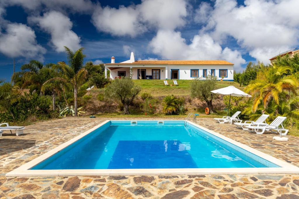 赞布热拉-杜马尔Monte Cerro da Vigia by Vacationy的一座带游泳池和房子的别墅