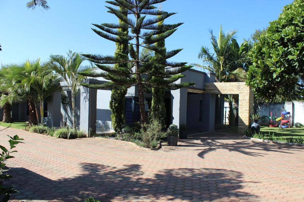 卢萨卡Blue Agave MH的房屋前的棕榈树