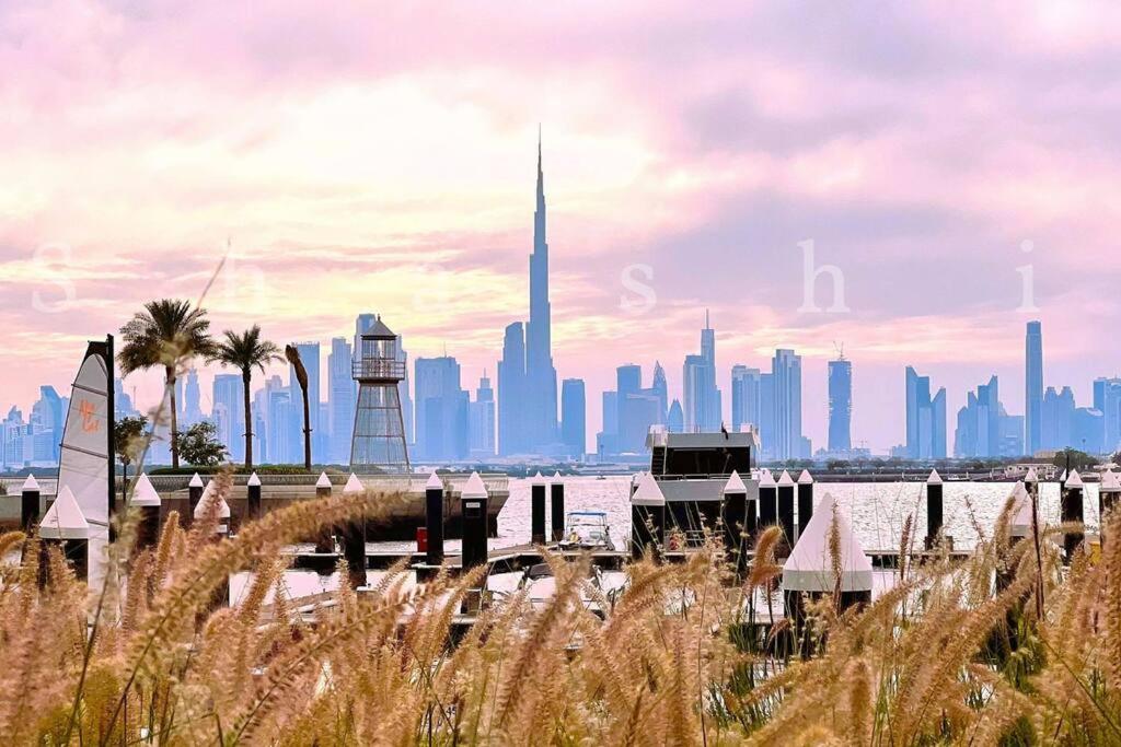 迪拜Paradise on the Island - Luxurious Seaview Apartment @DubaiCreekHarbour的享有城市天际线和高楼的景色
