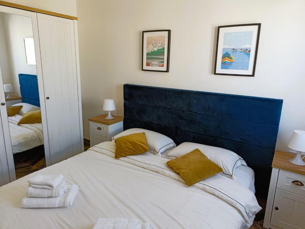 拉巴特Two bedroom loft apartment with outdoor area, served with lift的一间卧室配有一张大床和蓝色床头板