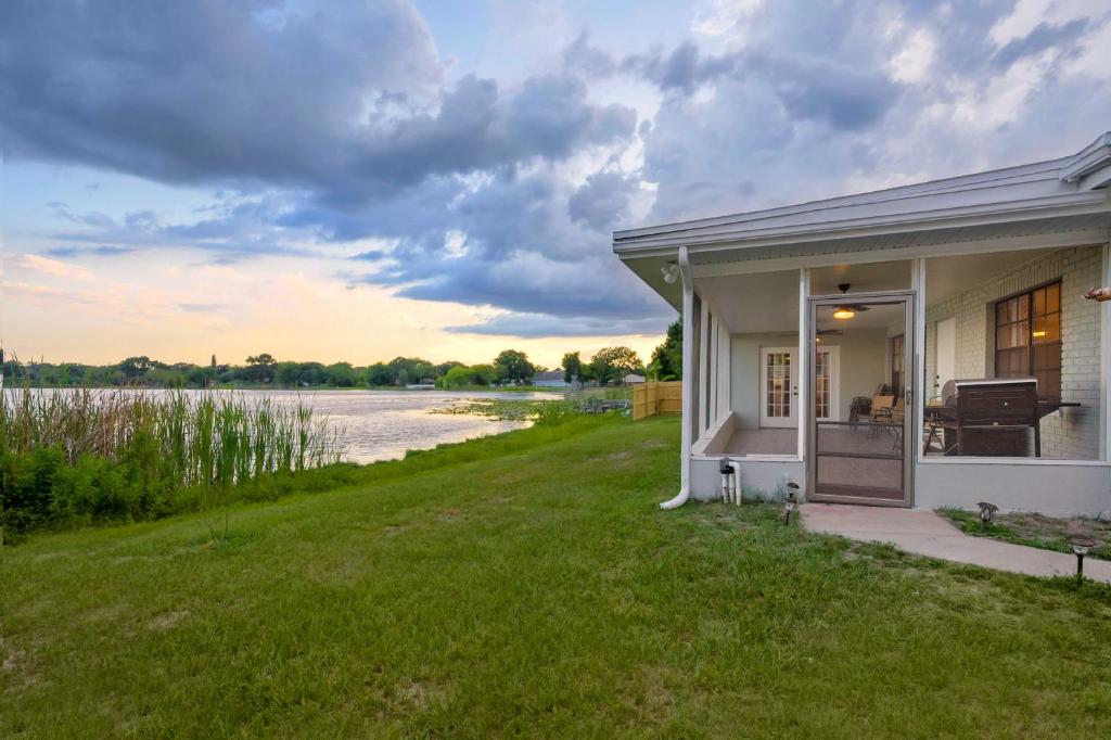 温特黑文Lovely Lakefront Home Bird Watchers Paradise!的河景度假屋