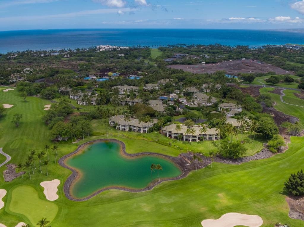 瓦克拉The Islands at Mauna Lani Point - CoralTree Residence Collection的海滨度假胜地高尔夫球场的空中景致