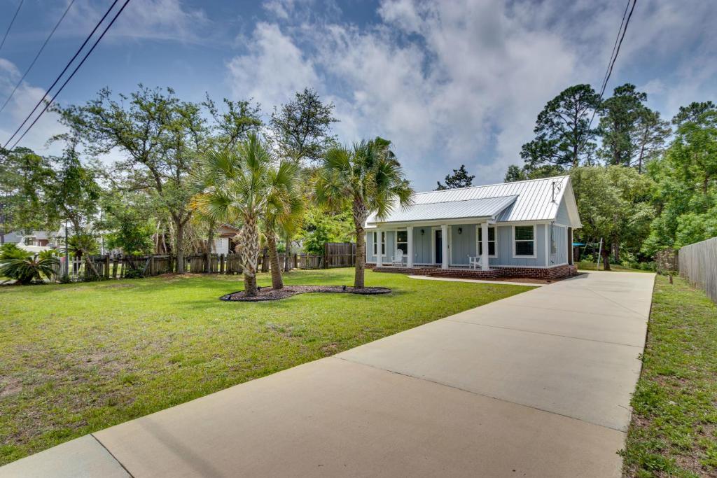 Oriole BeachGulf Breeze Home with Screened Porch Near Beach!的院子前有人行道的房子