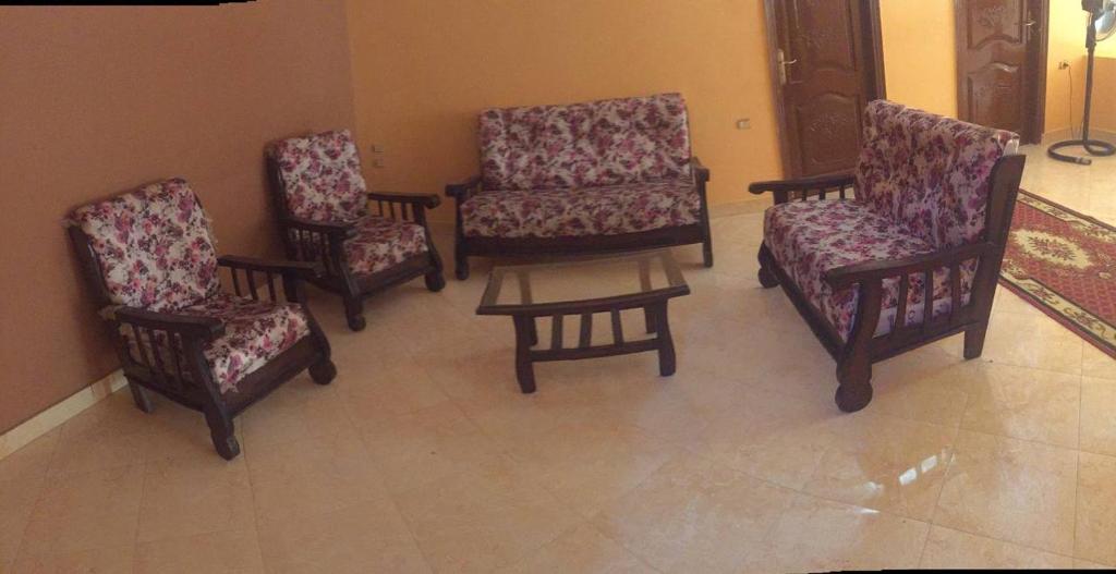 Kafr Rāshidعقار السلام的一套椅子和一张桌子