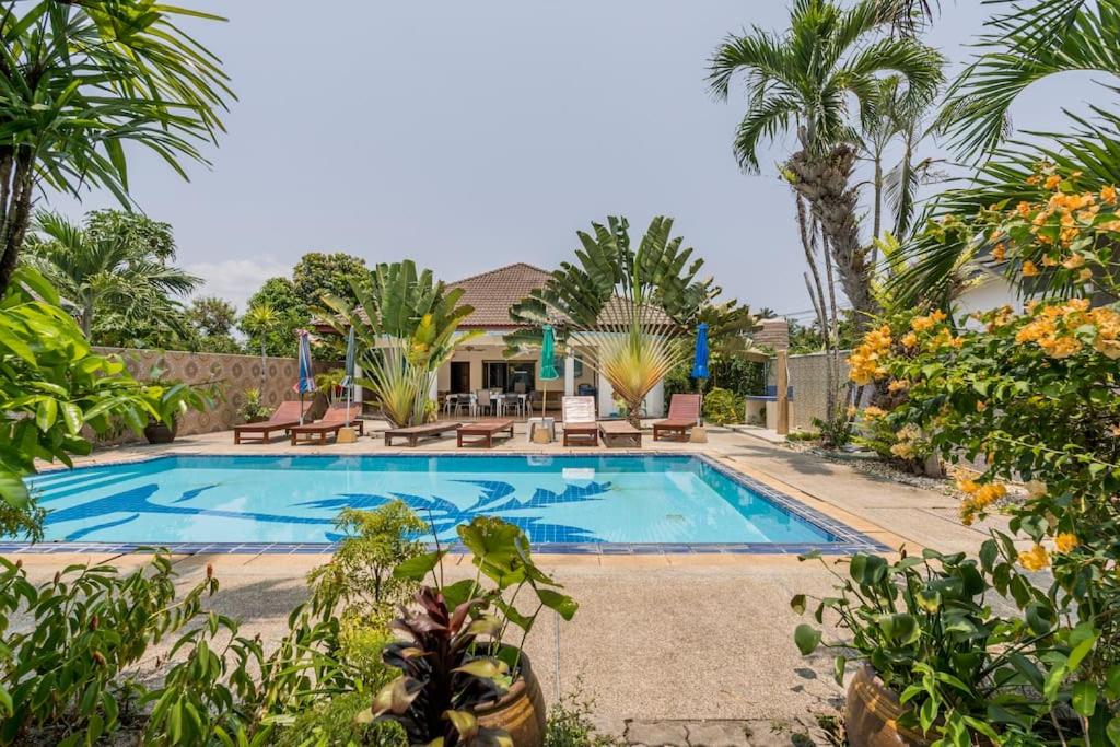 邦涛海滩班安蔻口纳特度假村的棕榈树庭院内的游泳池