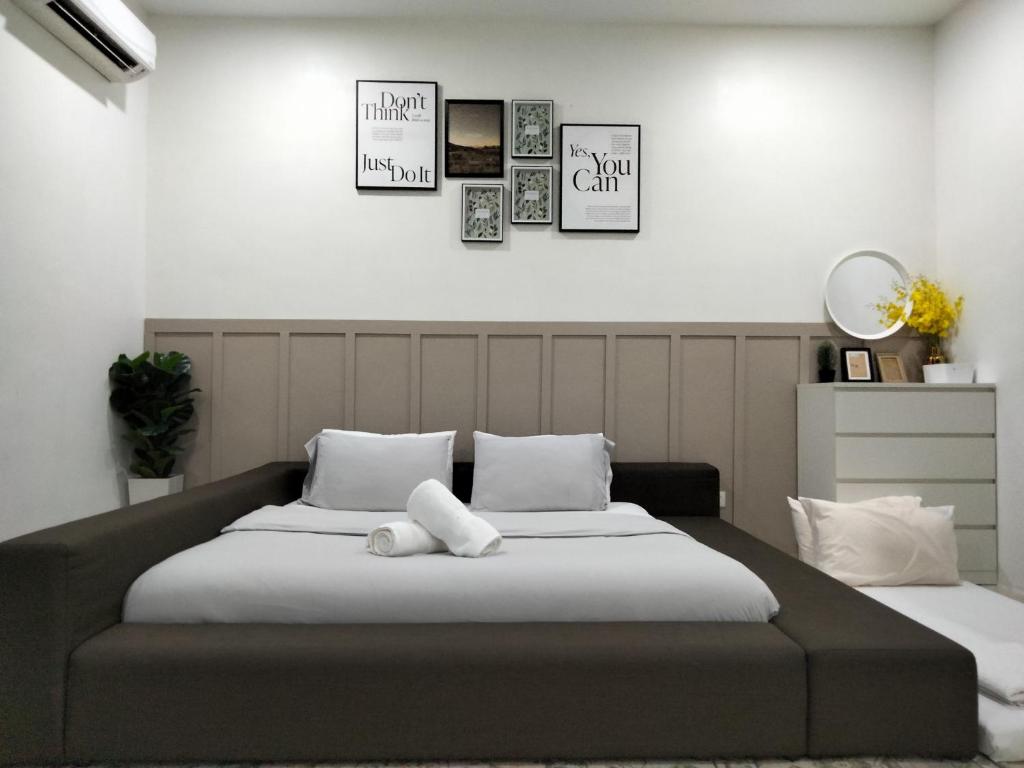 双溪大年RS Homestay的卧室配有带白色枕头的大床