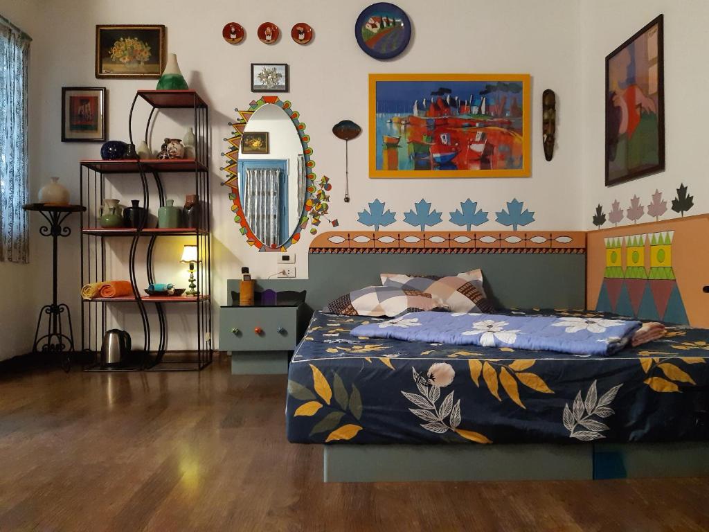 河内同吉民宿的一间卧室配有一张带蓝色棉被的床