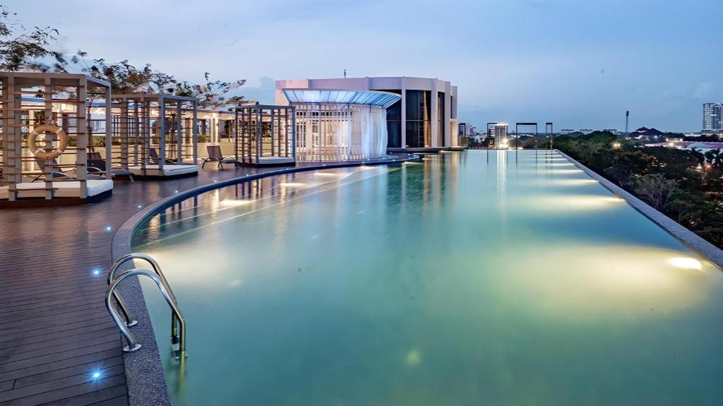哥打巴鲁Two Bedroom Troika Kota Bharu by AGhome的建筑物屋顶上的游泳池