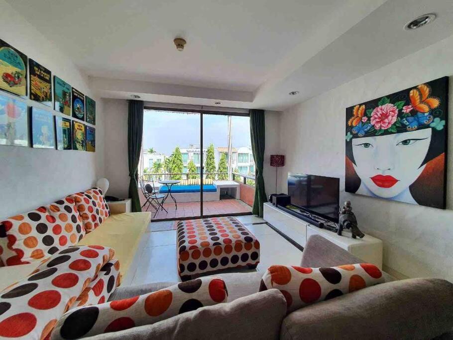考陶Las Tortugas, Cozy condominium on Khao Tao beach, Hua Hin的客厅配有两张沙发和一台电视