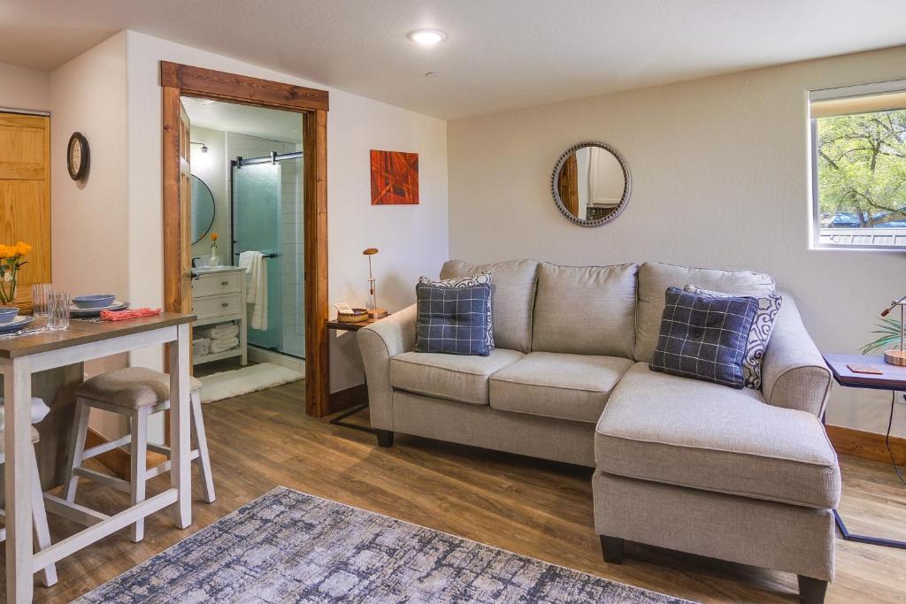 科尔特斯Southern Colorado Rental 10 Mi to Mesa Verde的客厅配有沙发和桌子
