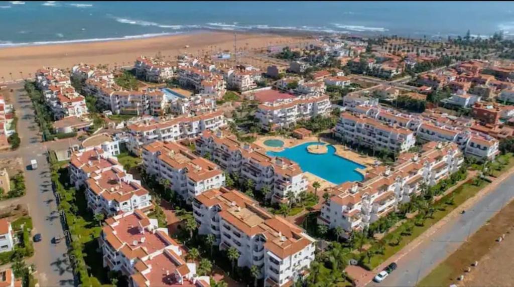 西迪拉哈尔Bel appartement estival 2 chambres à Garden beach的海滩上的度假村的空中景致