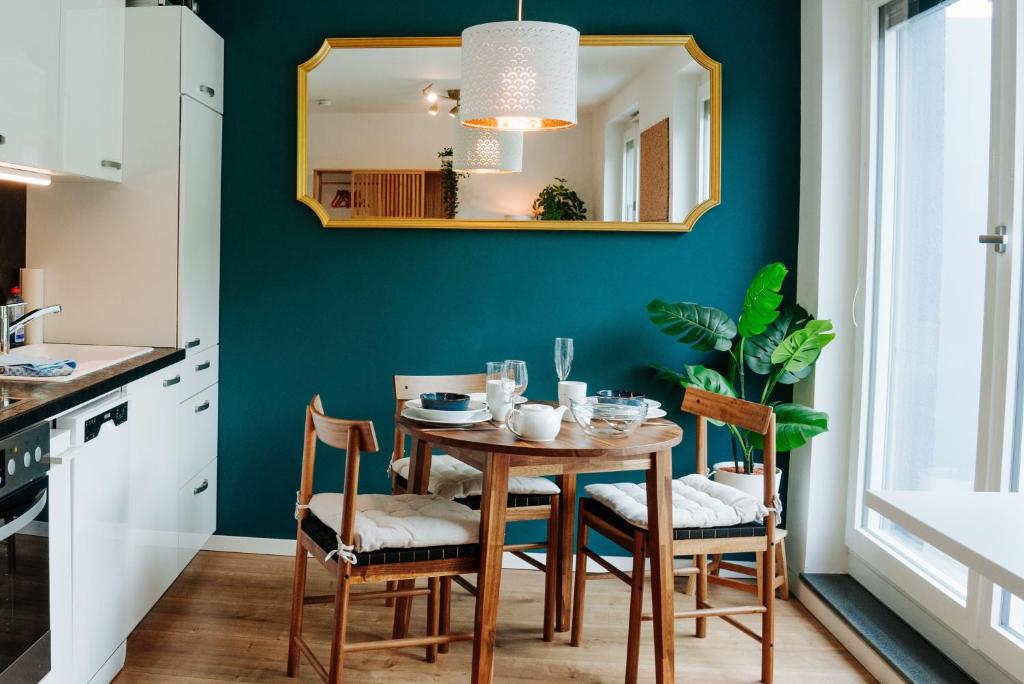 耶拿Design Home Office & Central Hideaway - EAH, ZEISS, SCHOTT in 5 min的一间带桌椅和镜子的用餐室