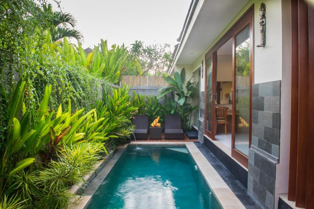 KetewelAishwarya Villa, Bali的别墅花园内的游泳池