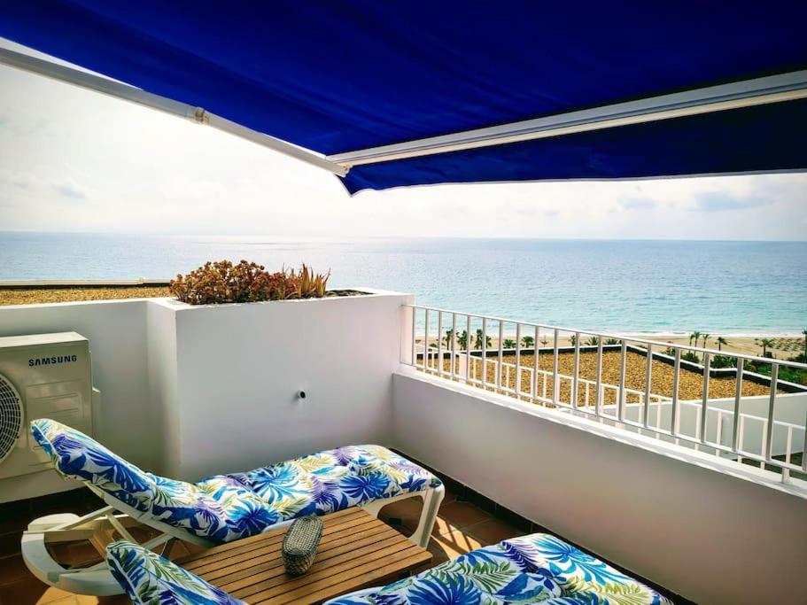 莫哈卡尔Residential Oasis 25的阳台配有椅子,享有海景。