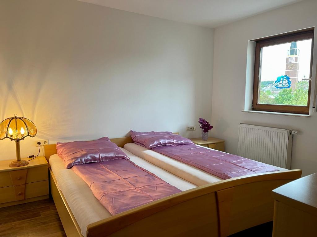 普福尔茨海姆Wunderschönes Apartment in der Goldstadt Pforzheim的一张床上有两个枕头的房间