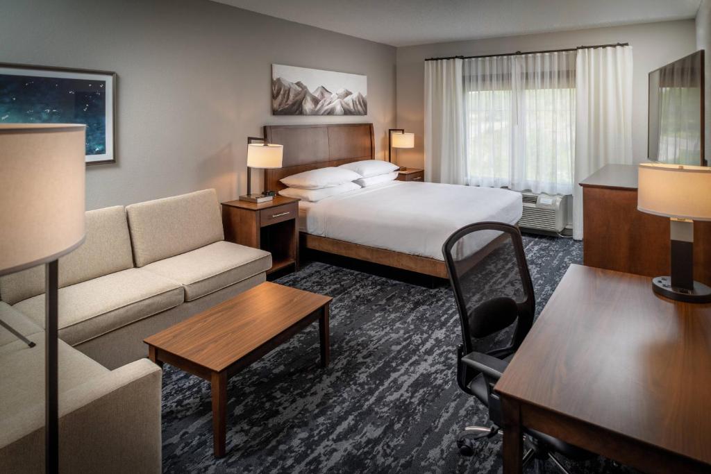 巴伯斯维尔Delta Hotels by Marriott Huntington Mall的酒店客房,配有床和沙发