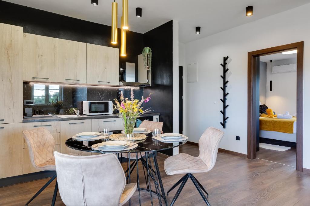 萨利TEONA Luxury Apartment with 2 rooms and terrace sea view的厨房里设有1间带桌椅的用餐室