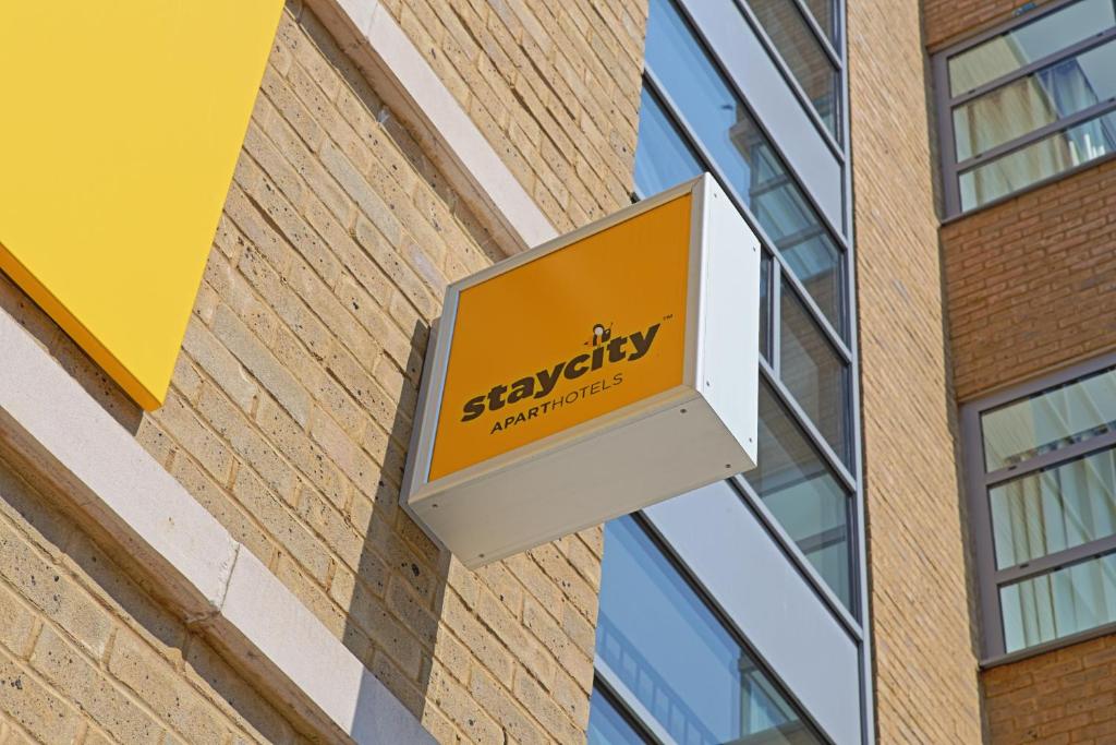 伦敦Staycity Aparthotels London Greenwich High Road的建筑物一侧的标志