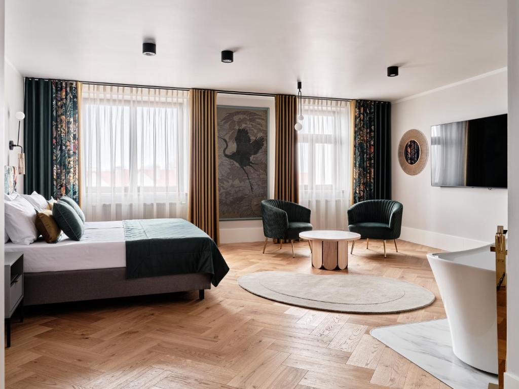拉多姆Hoppen House Apartamenty w centrum miasta的卧室配有一张床和一张桌子及椅子