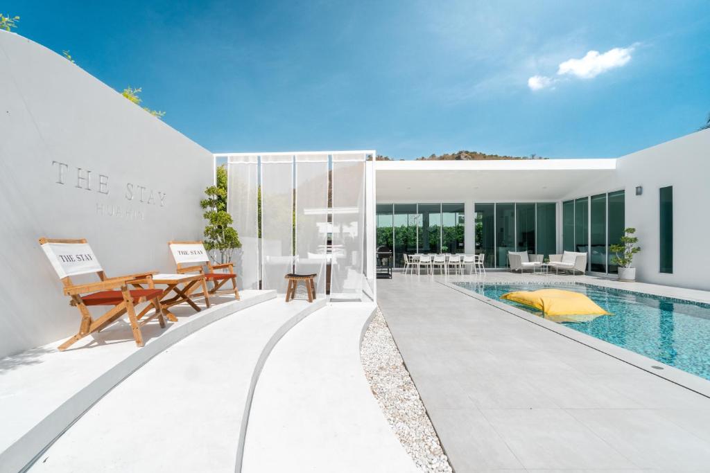 考陶The Stay Huahin - Luxury Private Pool Villa的一座带游泳池的房子的图象