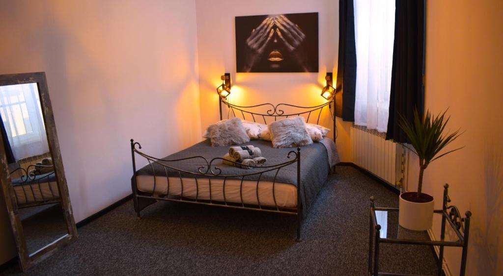 普热梅希尔Apartamenty Rynek X的一间卧室,床上放着两只动物
