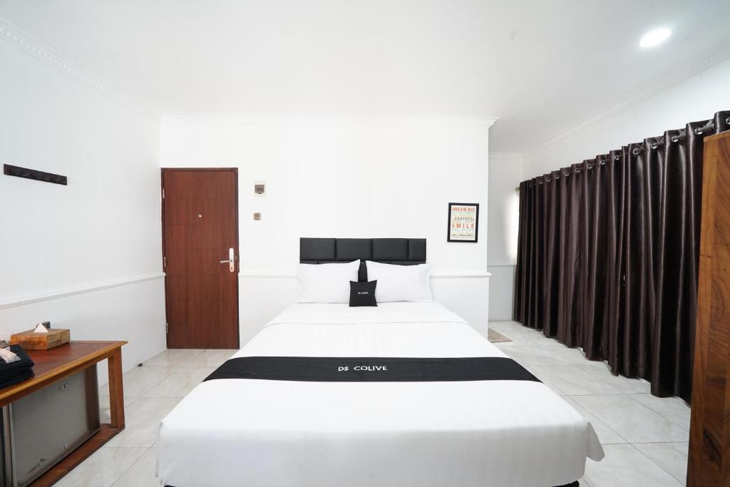 三宝垄DS Colive Marina的一间酒店客房,设有两张床和电视