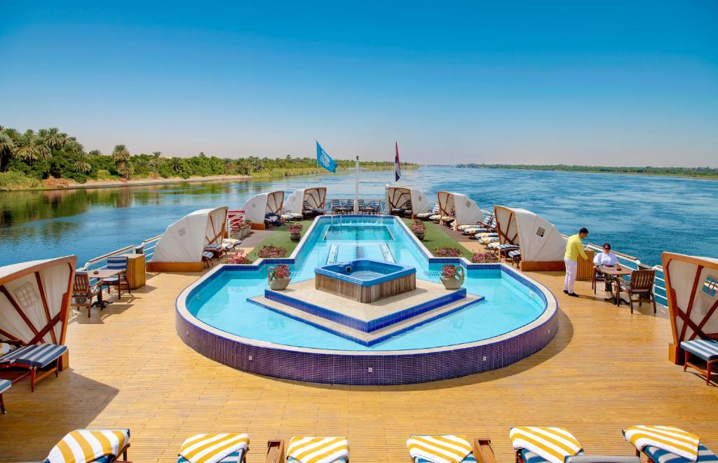 卢克索Sonesta St George Nile Cruise - Luxor to Aswan 4 Nights from Monday to Friday的一条船上的游泳池