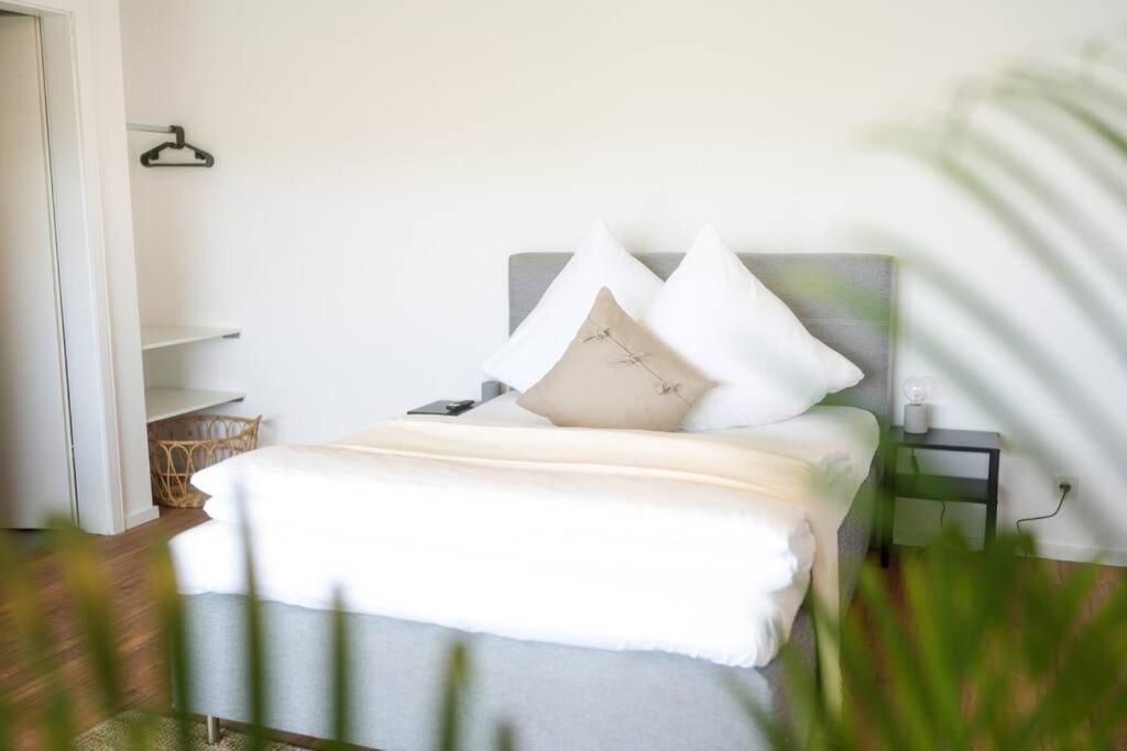 科布伦茨Luxuriöse Wohnung mit Flussblick nahe Stadtzentrum的一张带白色床单和枕头的床