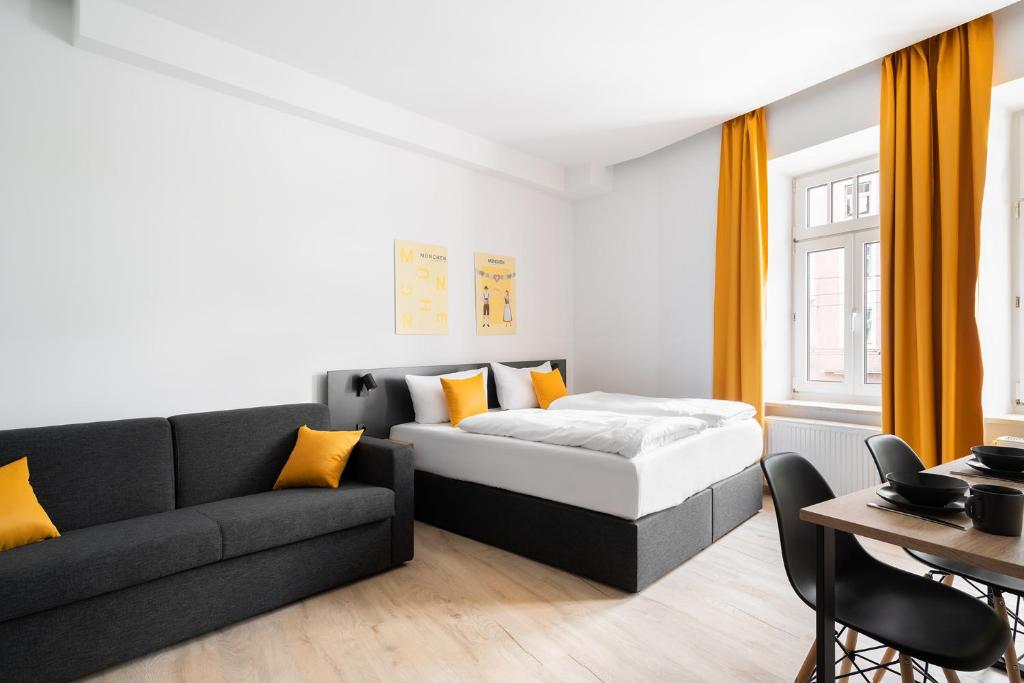 慕尼黑Servus Apartments by Homaris的客厅配有床和沙发