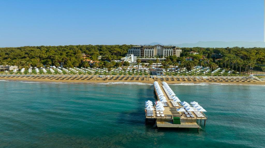 锡德索尔干航程酒店的一个带白色椅子的码头和海滩