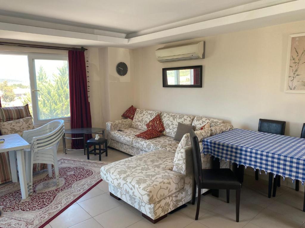 穆拉kayra villa的客厅配有沙发和桌子